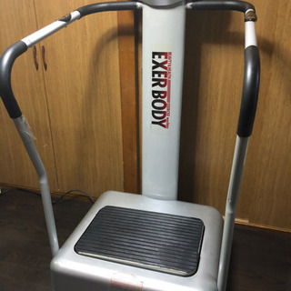 フィットネスクラブの振動マシン