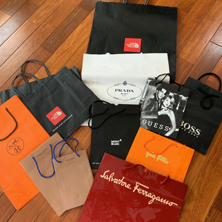 色んなブランドのショッパーたくさん