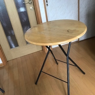 椅子2脚とテーブルセットの画像