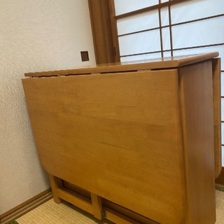 週末特価！used 折り畳み式　天然木　ダイニングテーブル　お揃いの椅子3脚付