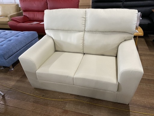 これ意外と掘り出し物かも？の二人掛けソファーです！座ったら解ります。これで15800円ありえない！展示現品です＼(^o^)／