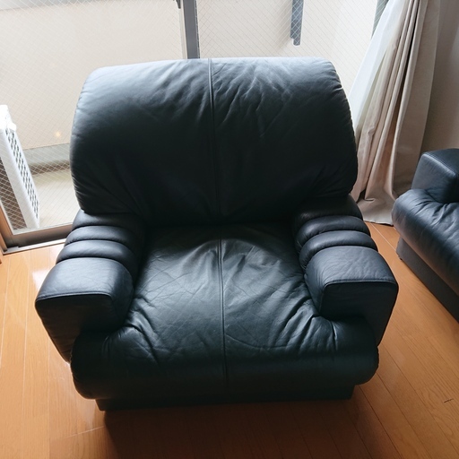 ２つの大型本革製のソファーです。黒の本革で痛みは少ないです。
