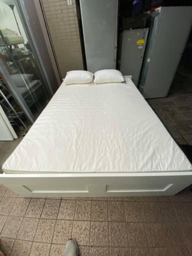 ダブルベッド　マットレース付き　枕付き