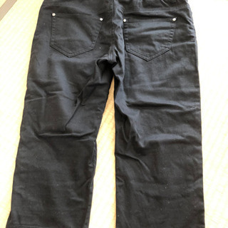 中古　黒デニムパンツ　膝下丈　ウエスト64の画像