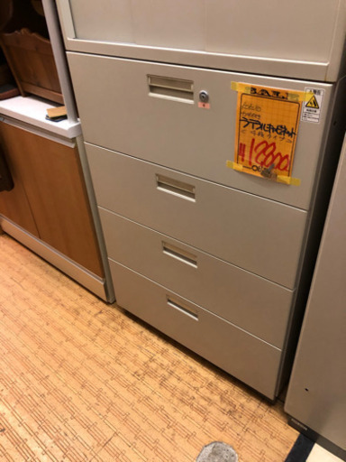 コクヨ　鍵付きラテラルキャビネット