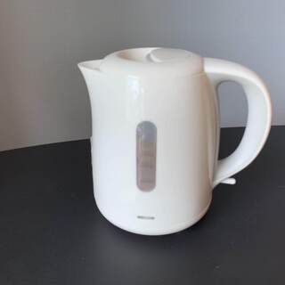 白い電気ケトルです。