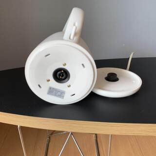 白い電気ケトルです。の画像