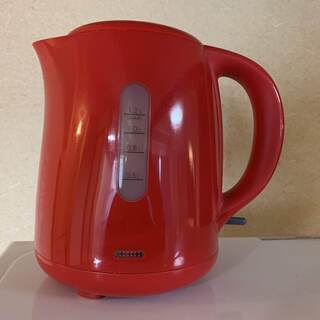 赤い電気ケトルです。の画像