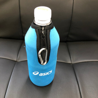 無料！✨500mlペットボトルカバー 12点アソート🌟ASICS✨アシックス✨ノベリティ🌟ペットボトルホルダー、カラビナ付きの画像