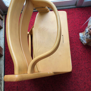 無料！！木製の子どもイス🌟●汚れ・傷あり・テーブル無し✨幅465×奥行500×高さ790ｍｍ・座面の高さの調節可能の画像