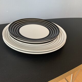 IKEAのおしゃれなお皿4枚セットです。の画像