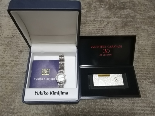 Yukiko KimijimaのリストウオッチとVALENTINO GARAVANIのガスライターをセットで