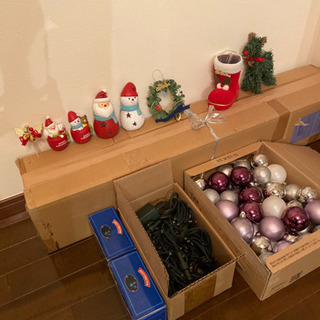 大きなクリスマスツリーとデコレーションのセットの画像