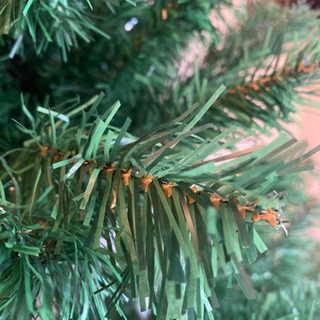 大きなクリスマスツリーとデコレーションのセットの画像
