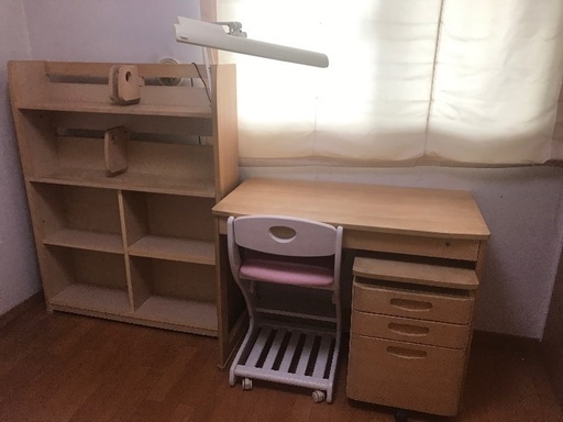 学習机（ライト付き）、キャスター付き収納BOX、椅子、本棚
