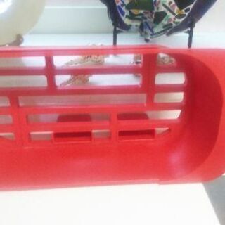 長さ調整可能　赤い水切りかごの画像