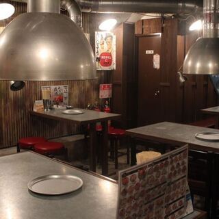 道頓堀川沿いにある「昭和大衆ホルモン 道頓堀店」は、焼肉食べ放題...