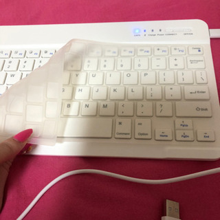 iPad キーボード　一度のみ使用　シリコンカバー付きの画像
