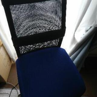 【引き取り無料】ブルー デスクチェア 椅子 イス 差し上げます  【5/22, 5/23】の画像