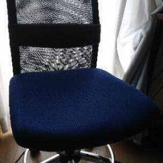 【引き取り無料】ブルー デスクチェア 椅子 イス 差し上げます  【5/22, 5/23】の画像