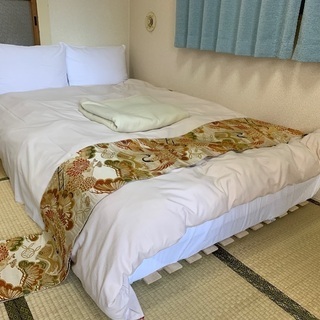 セミダブルのマットレス、掛け布団、スノコ、枕２つです。
