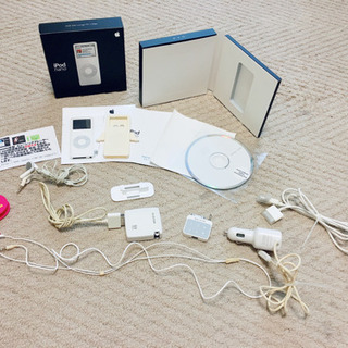 【最終値下げです！】中古品iPod nano 第1世代ホワイト本体＋付属品 BELKINトランスミッター 本体(DCアダプタ付き) ELECOM ACアダプター 他ケース等まとめて！の画像