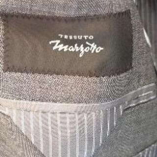 グレーのスーツジャケットの画像
