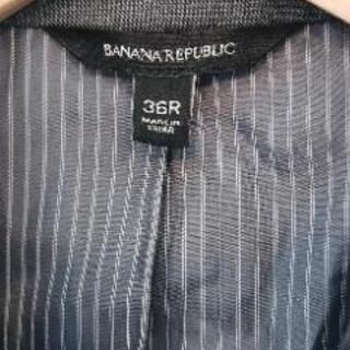 グレーのスーツジャケットの画像
