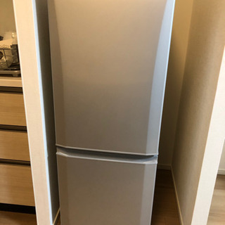 【ほぼ新品】三菱電機 146Lコンパクト2ドア冷蔵庫シャイニーシルバー MR-P15E-Sの画像