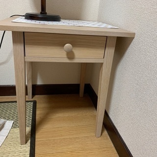 ベッドの横に置くテーブルです。