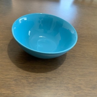 ブルーの皿3点セットが6人分ですの画像