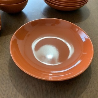 IKEAのオレンジ色の6人分の皿です。の画像