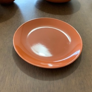IKEAのオレンジ色の6人分の皿です。の画像