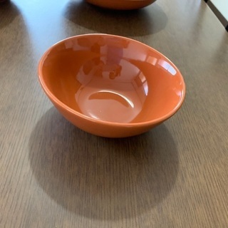 IKEAのオレンジ色の6人分の皿です。の画像