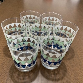 ガラスのコップ７個です。