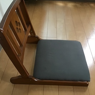 無印良品テーブルと折りたたみ座椅子の画像