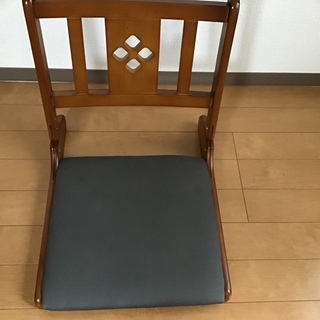 無印良品テーブルと折りたたみ座椅子の画像
