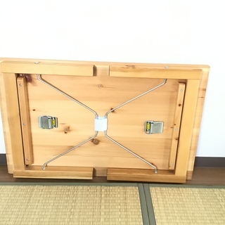 無印良品テーブルと折りたたみ座椅子の画像