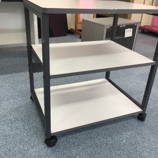キャスター付きの3段の棚