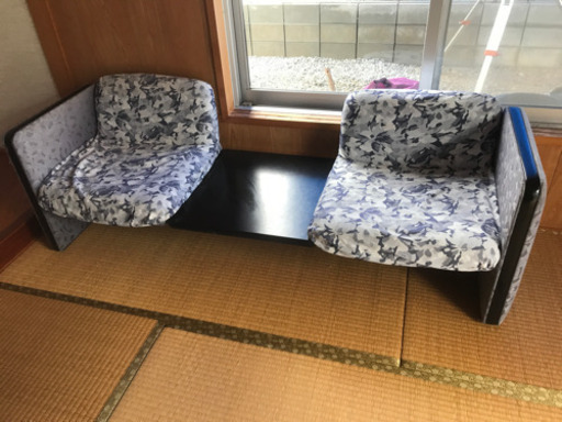 真ん中にテーブル付き