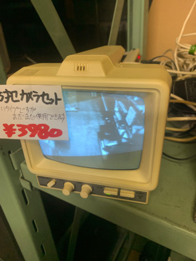 防犯カメラ　古いタイプ　小型モニターとカメラ2台