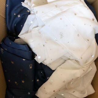 カーテン　4000円(3セット)