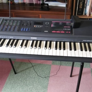 電子ピアノ（６１鍵）