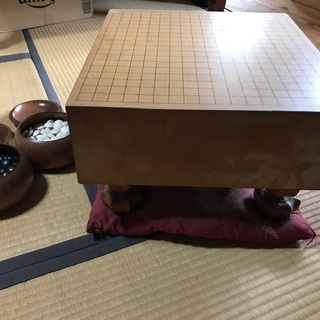 脚付き碁盤・碁石の画像