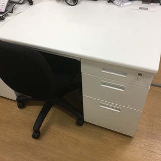 事務所移転に伴い、オフィス家具を譲ります