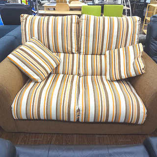 札幌 引き取り 2人掛けソファ ボーダー柄 オレンジ/暖色系 クッション付き