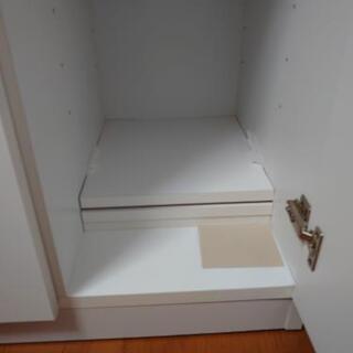 美品 ３枚扉 収納棚（光沢、ホワイト）の画像