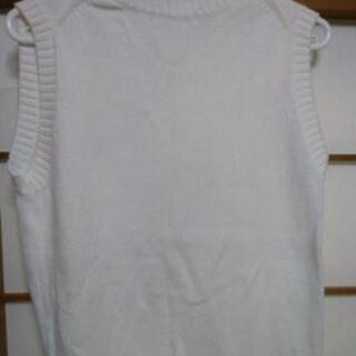 ニット　ベスト　白色の画像