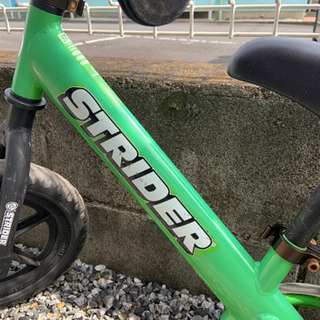 ストライダー　グリーン　ヘルメット付き　中古の画像