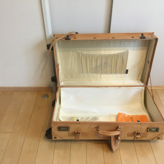 革のキャリーバッグの画像